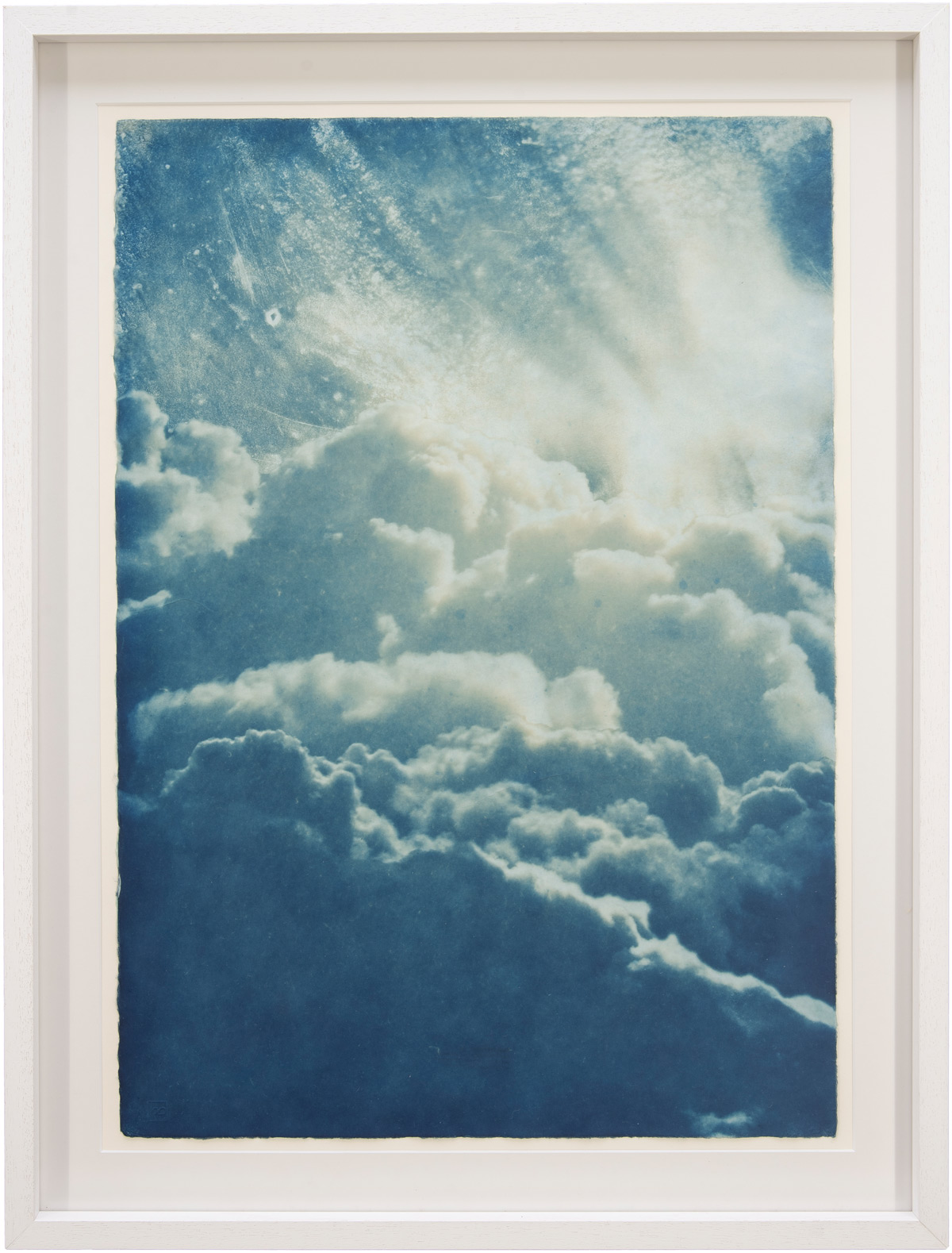 Das Werk zeigt einen Wolkenberg in Blautönen. Im oberen Bildbereich ist eine malerische Struktur hinter den Wolken. Im rechten oberen Bildbereich ist ein starkes Leuchten, das den Wolkenberg erstrahlen lässt.