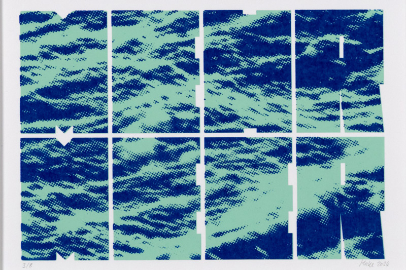 Druck einer gerasterten Meeresoberfläche in türkis und blau. Diese ist in acht Blöcke, die jeweils einen Buchstaben darstellen, unterteilt. Man liest: "Mehr Meer".